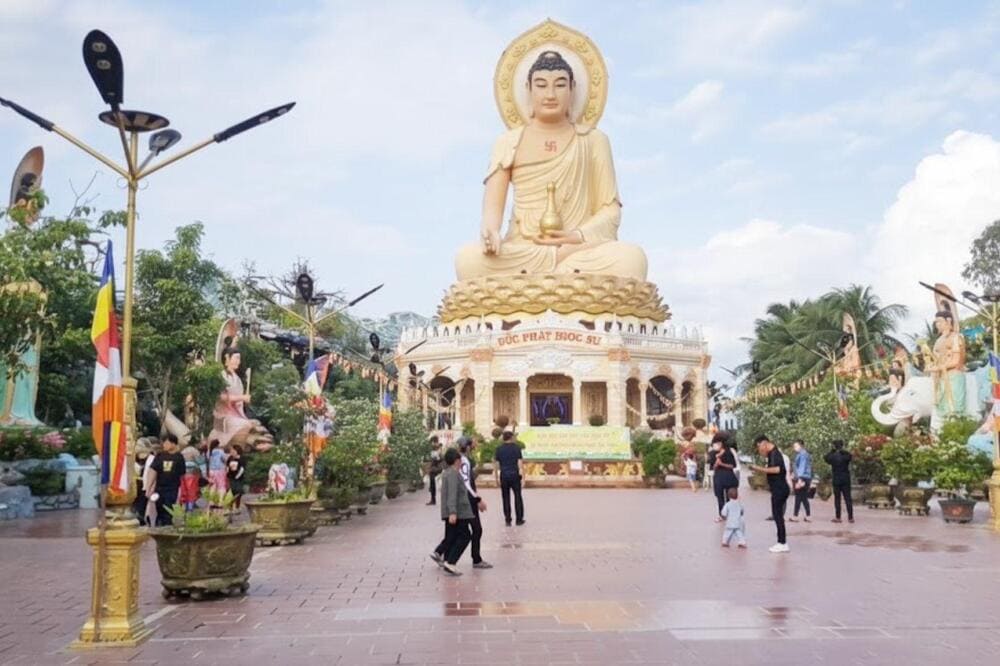 Chùa Giác Hoa mở cửa quanh năm cho Phật tử và du khách thập phương đến hành hương, chiêm bái